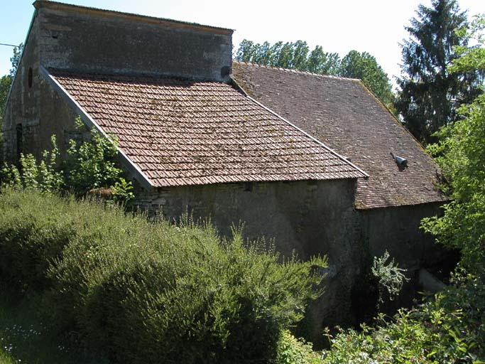 Vue arrière du haut fourneau de Prémery.