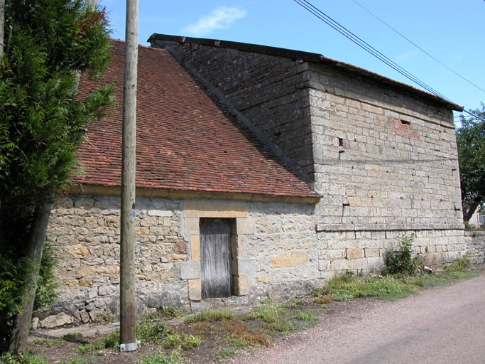Vue avant du haut fourneau de Prémery.