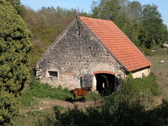 Vue de l'ancienne halle de forge transformée en écurie.