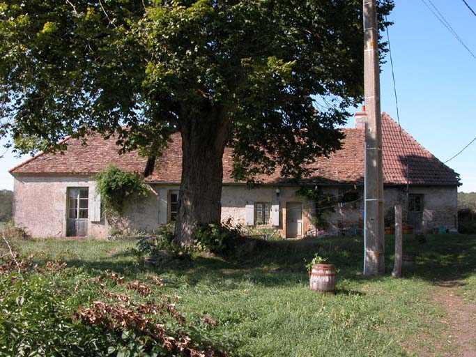 Vue des logements d'ouvriers en forme de L. Partie logement et rangements.