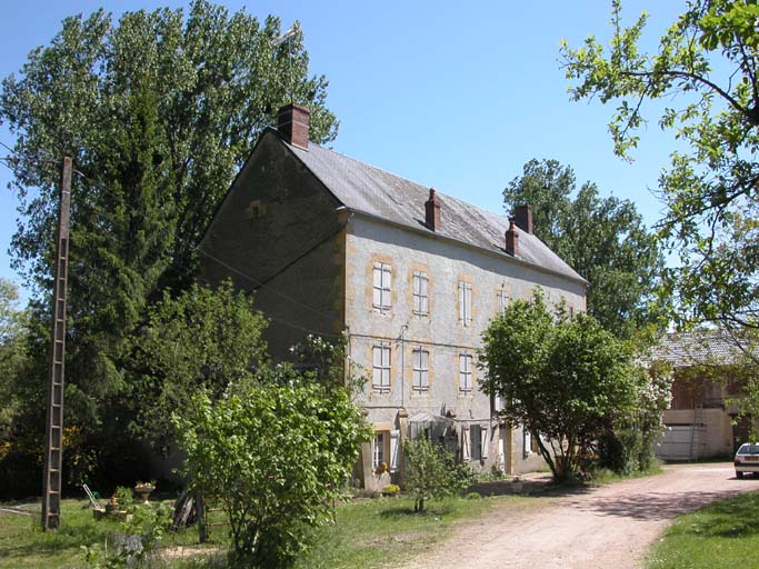 Vue générale du bâtiment principal. Ancien moulin de la Moquerie.