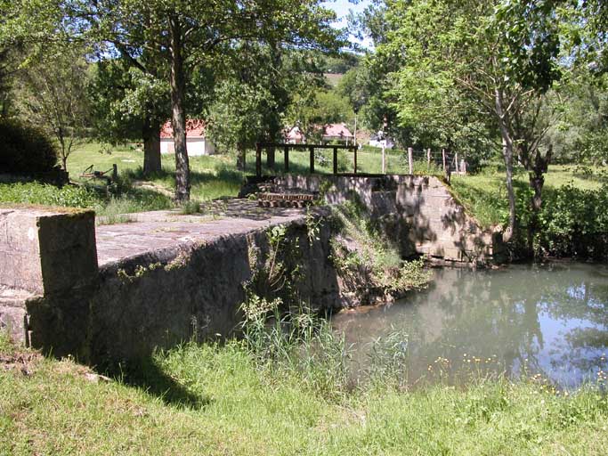 Vue du bief de l'ancien moulin.