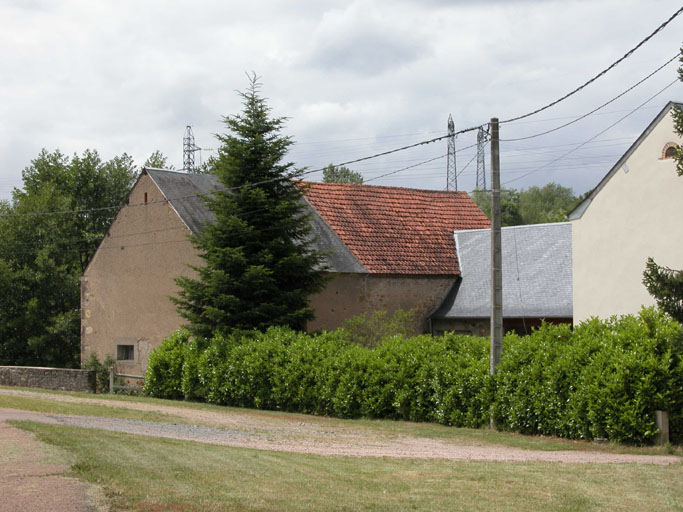 Vue de trois quarts avant par la route.