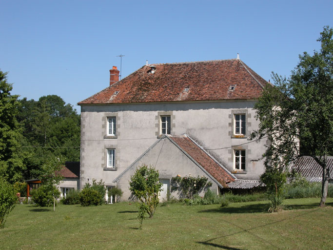 Vue de la minoterie avec, sur la façade, l'abri de la turbine hydraulique.