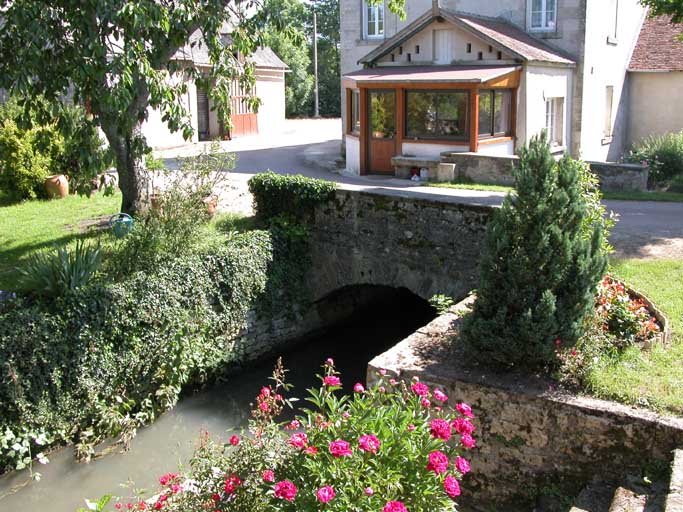 Vue du bief de dérivation avec le canal qui donne sur la turbine.
