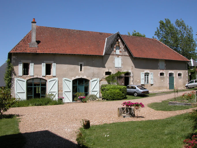 Ancien logement des ouvriers. Actuellement gîte rural. Vue de trois quarts par le devant de la maison du maître.