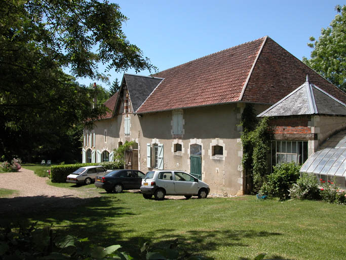 Ancien logement des ouvriers. Actuellement gîte rural. Vue de trois quarts par l'entrée.