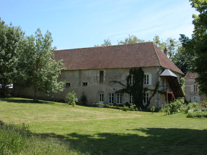 Ancien logement des ouvriers. Actuellement gîte rural. Vue de trois quarts par l'arrière.