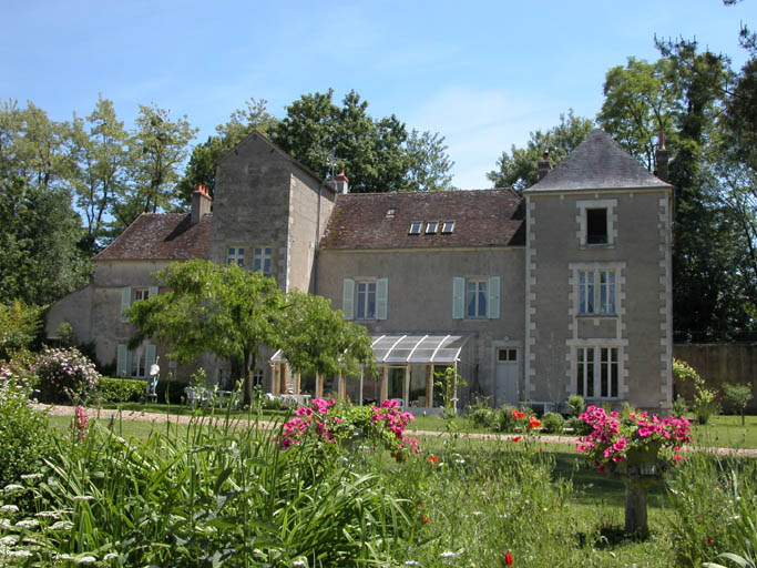 Vue de la maison du maître de forge, de face depuis le parc.