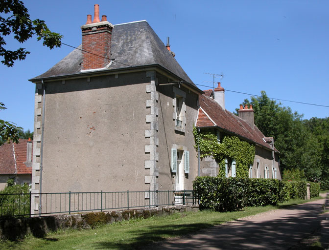 Vue de la maison du maître de forge, depuis le haut de la chaussée.