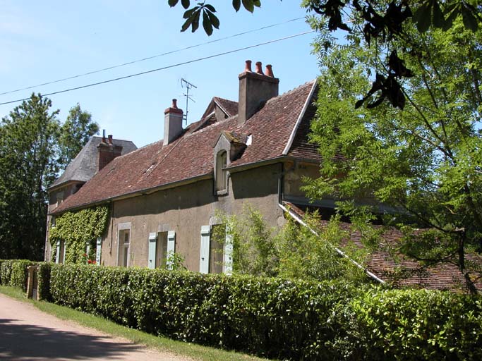 Vue de la maison du maître de forge, depuis le haut de la chaussée, à partir de l'entrée de la propriété.