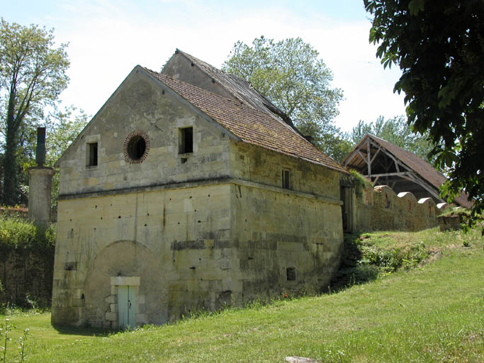 Vue du bâtiment du fourneau de trois quarts depuis le parc.