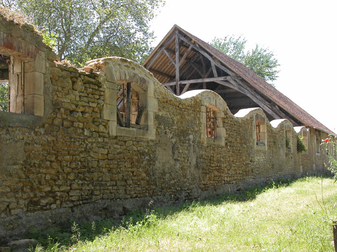 Vue des murs de la grande halle.