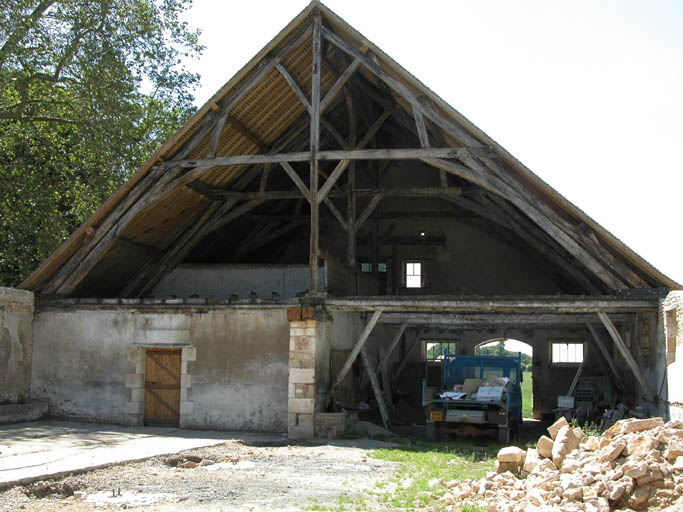 Charpente et bâtiment de la grande halle.