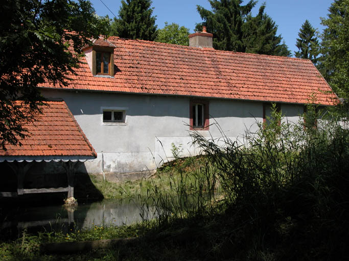 Vue du bâtiment de la forge d'en haut. Par le côté donnant sur la rivière.
