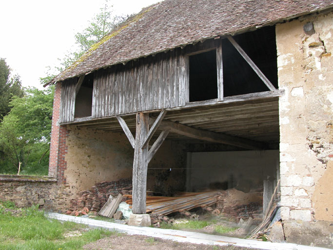 Vue de l'ancienne halle de la forge. L'emplacement des marteaux est donné par les claire-voies en bois.