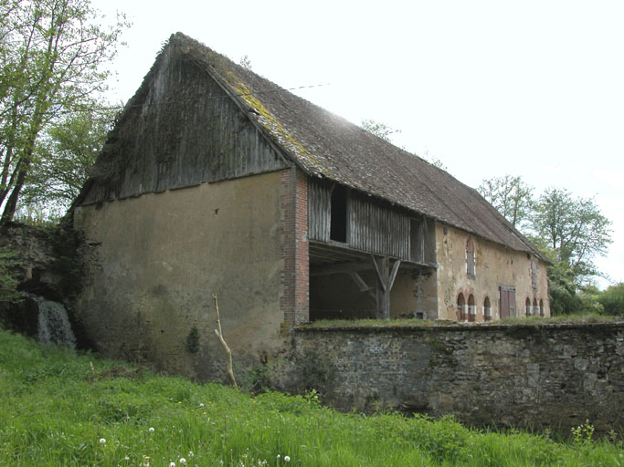 Vue de l'ancienne halle de la forge. L'emplacement des marteaux est donné par les claire-voies en bois.