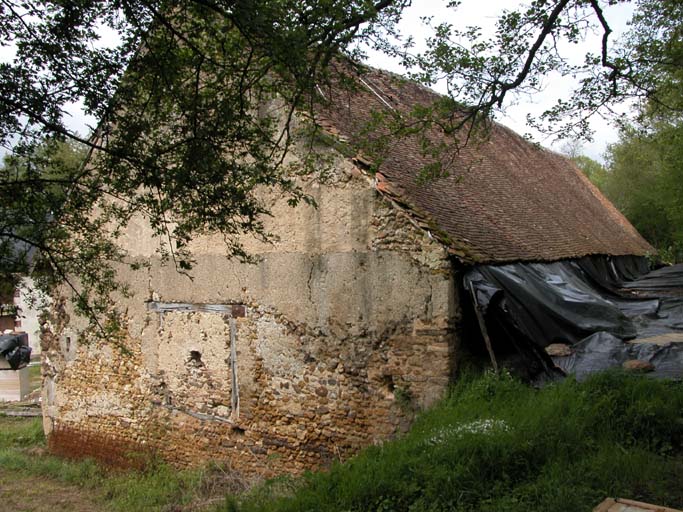 Vue de trois quart par l'arrière de la halle de la forge.