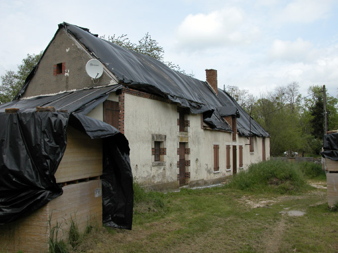 Vue de trois quart de côté du logement d'ouvriers.