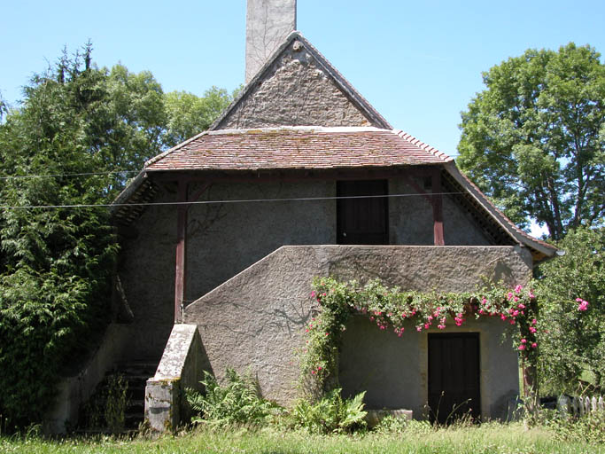 Vue de la façade côté étang du logement d'ouvriers.