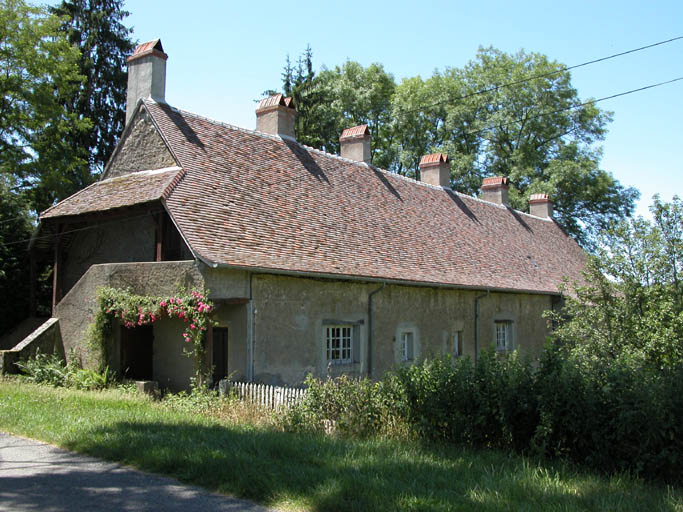 Vue du logement d'ouvriers de trois quarts.