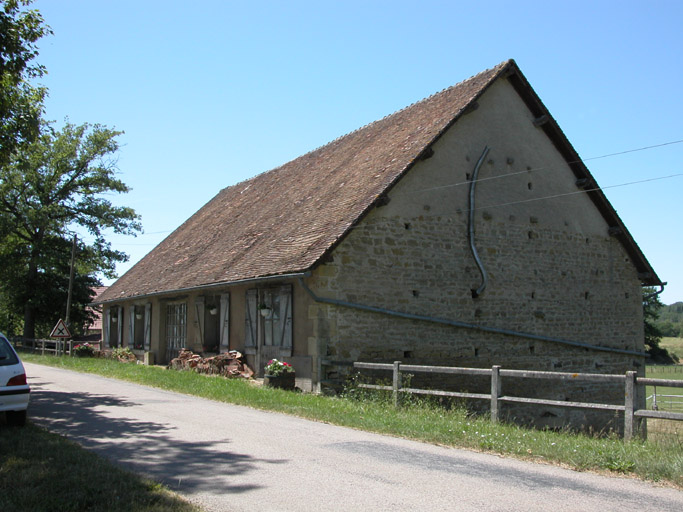 Vue de trois quart par la chaussée de l'étang de l'ancienne halle à charbon.