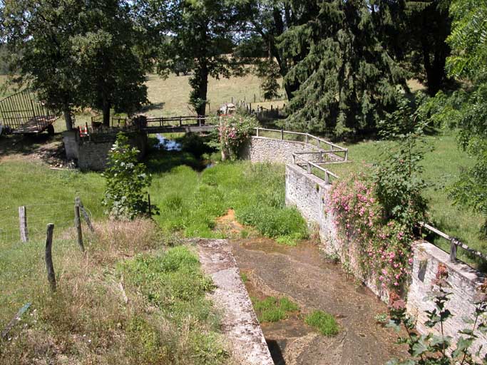 Vue du canal avec le bassin à poisson à l'avant.