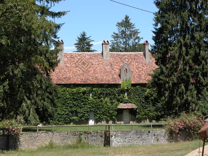 Vue du logement d'ouvriers de face.