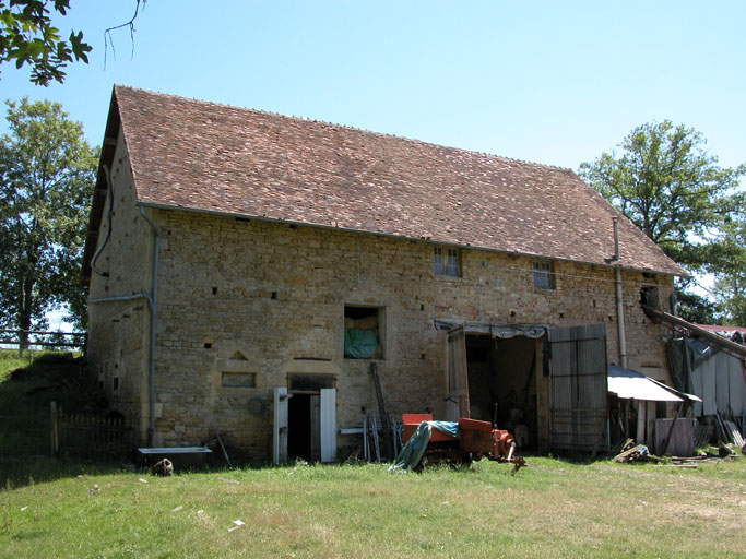 Façade arrière de l'ancienne halle à charbon de trois quarts.