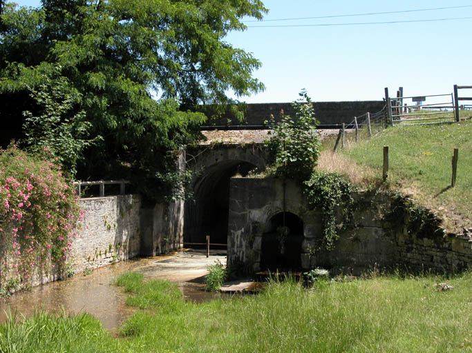 Vue de la vanne de l'étang et du basin à poisson.