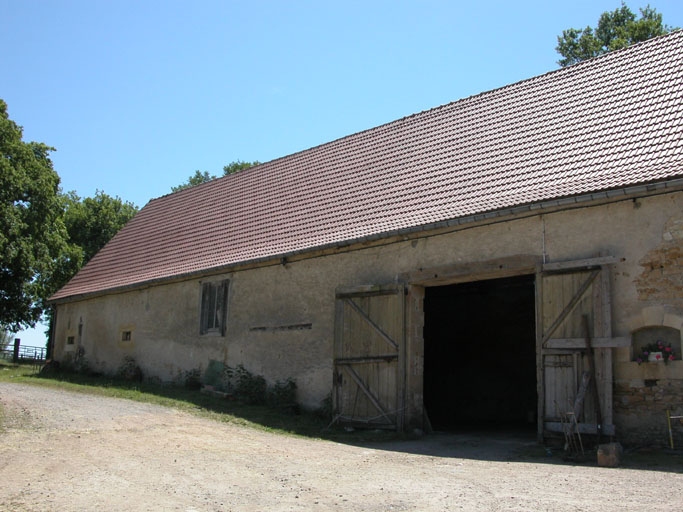 Vue de la grange par le côté.