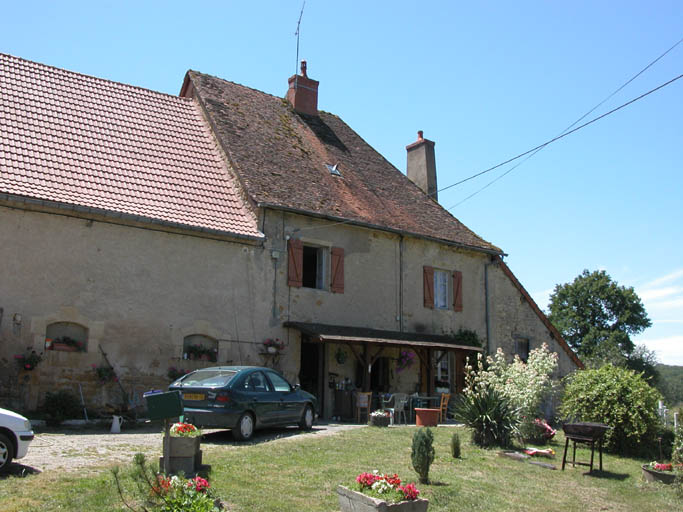 Vue de la grange vers le logement.