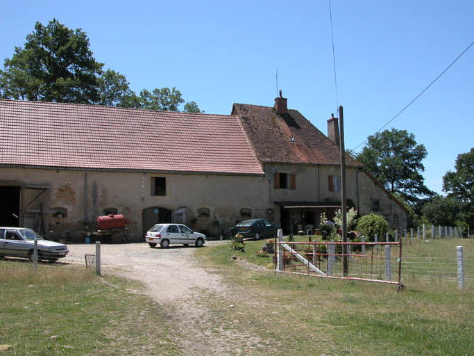 Vue de la grange et du logement.