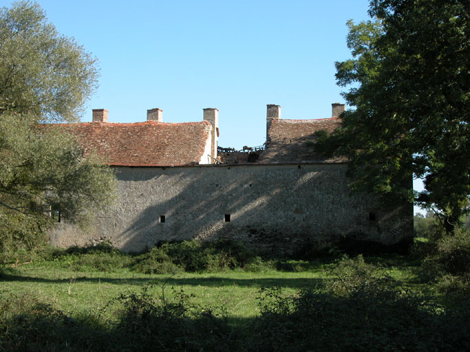 Vue arrière des logements d'ouvriers en ruine.