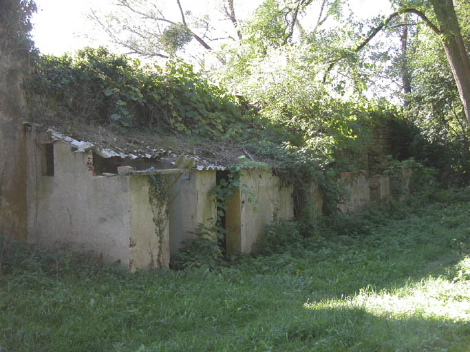 Vue de différents appentis en ruine placés à côté des anciens logements. Bergerie.