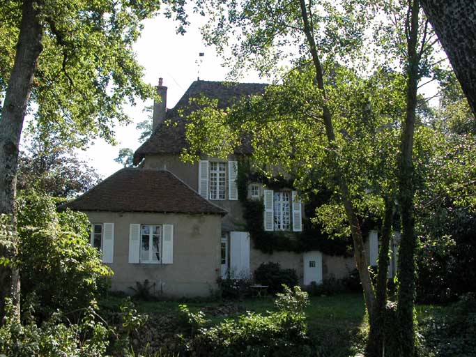 Vue arrière de la maison du maître de forge par le jardin.