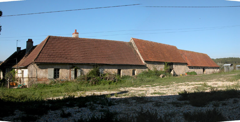 Panoramique du corps de ferme comprenant les logements et la grange.