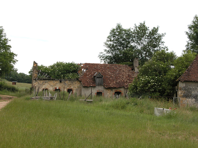 Vue générale des logements d'ouvriers en ruine.
