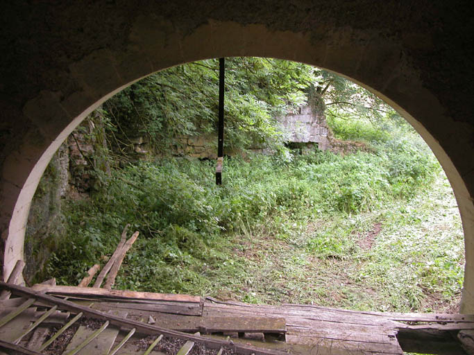 Vue de l'intérieur de la grande halle à charbon par la porte du déversoir.