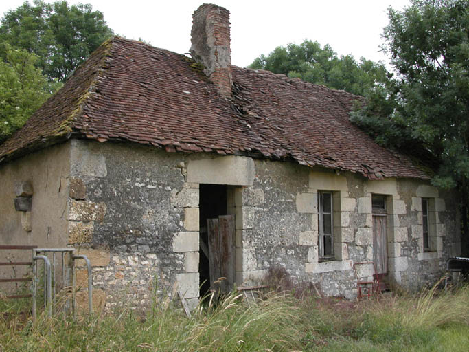Vue rapprochée des ruines d'un logement d'ouvriers.