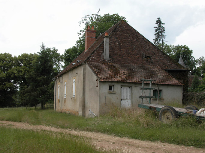 Vue de la maison du maître de forge ou du contremaître présente sur le cadastre de 1821 par le côté. L'appentis a été ajouté plus tard.