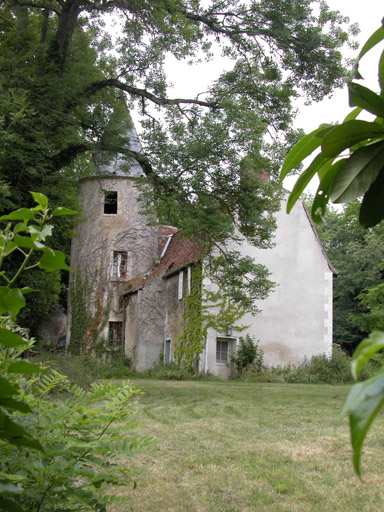 Vue de la tour de l'ancien château de Beaumont avec son logement.