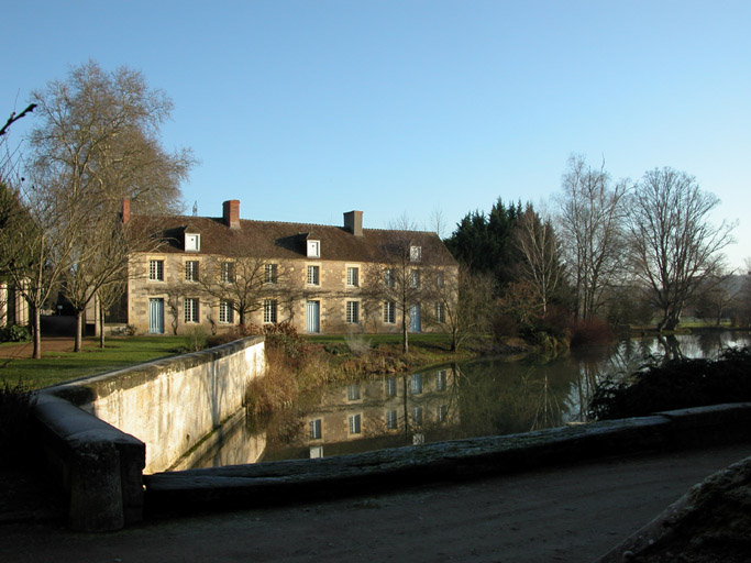 Vue de l'étang avec en fond le logement d'ouvriers.