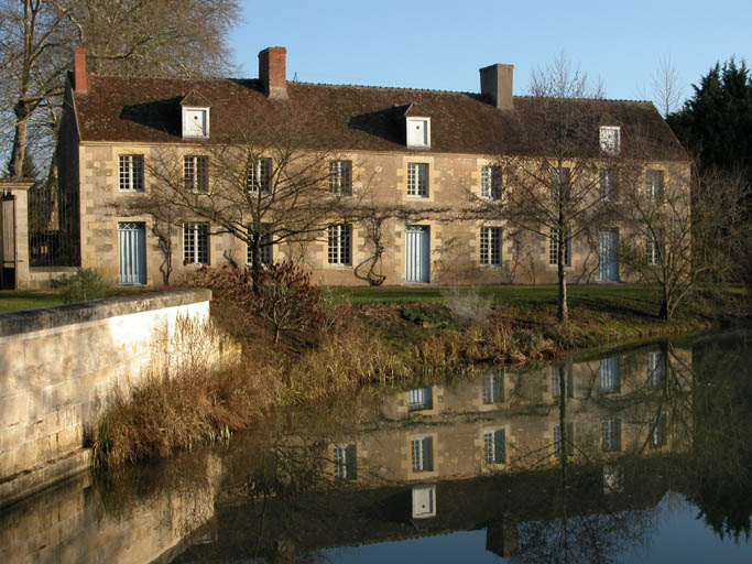 Vue de l'étang avec en fond le logement d'ouvriers.