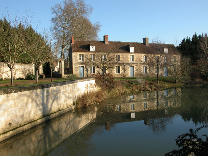 Vue de l'étang avec en fond le logement d'ouvriers.