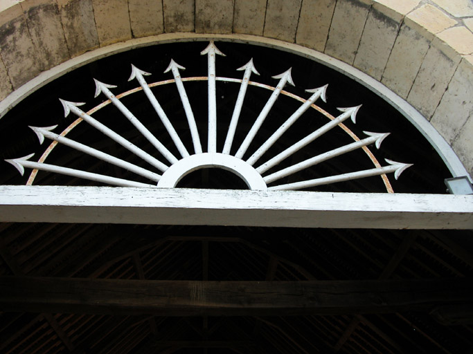 Vue de la grille d'entrée au dessus de la halle.