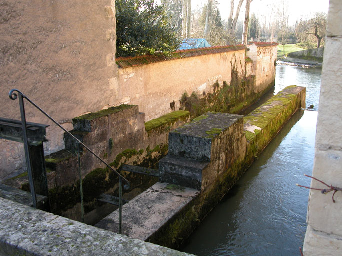 Vue du bief entre les bâtiments.