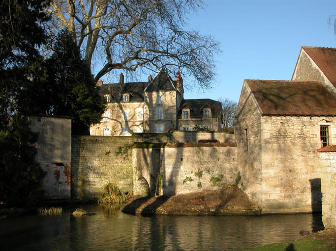 Vue frontale des bâtiments.