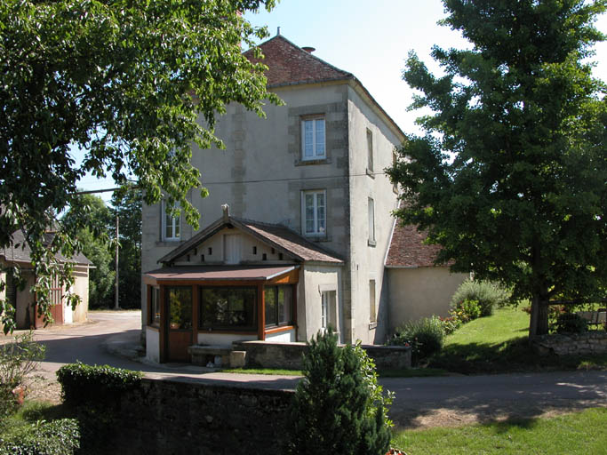 Vue du moulin avec sur l'avant unes véranda.