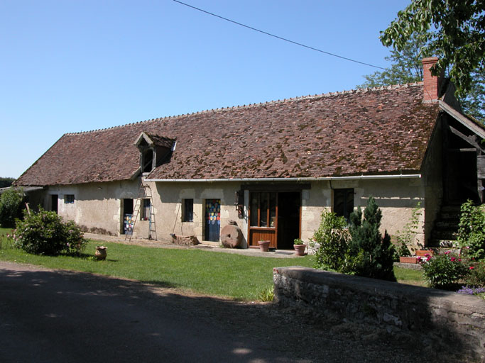 Vue par l'avant du logement d'ouvriers.